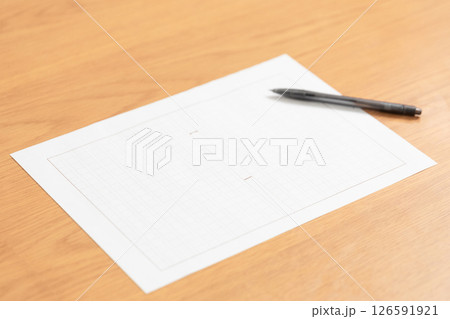 原稿用紙とペンのイメージ　(写真素材) 126591921