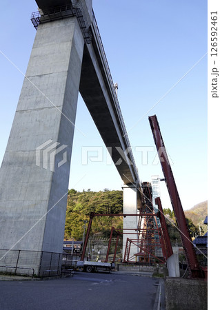 新たに完成したコンクリート製 餘部橋梁と旧橋脚の展示物 新たに完成したコンクリート製 餘部橋梁と旧橋脚の展示物 126592461