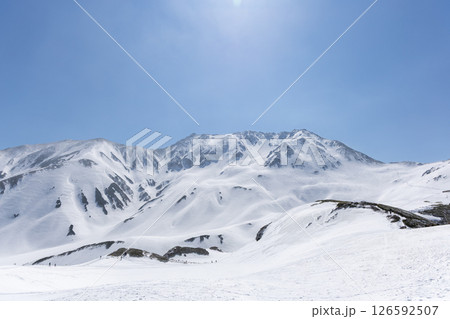 立山連峰と春の雪景色 立山連峰と春の雪景色 126592507