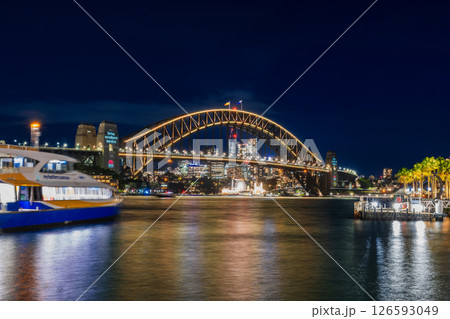 シドニー　ライトアップされたハーバーブリッジ 126593049