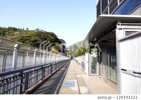 新たに完成した餘部橋梁と旧橋脚の線路跡 126593221