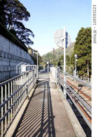 新たに完成した餘部駅と展示物の旧線路 126593223