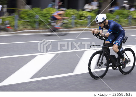 サイクリングをする男性 126593635