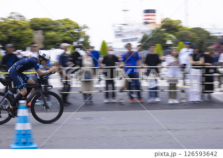 サイクリングをする男性 126593642