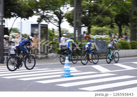 サイクリングをする男性 126593643