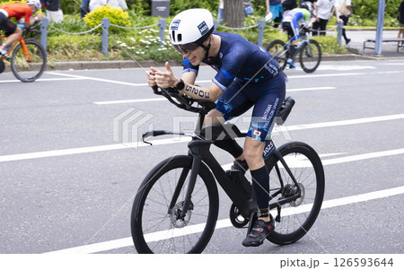 サイクリングをする男性 サイクリングをする男性 126593644