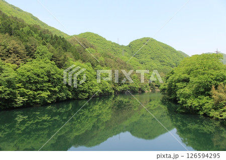 栃木県川治温泉 小網ダム湖と南平山 栃木県川治温泉 小網ダム湖と南平山 126594295