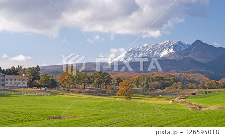 紅葉の蒜山高原と冠雪の大山 126595018