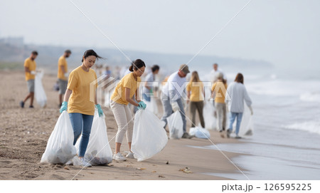海岸を清掃するボランティアの若者たち 海岸を清掃するボランティアの若者たち 126595225