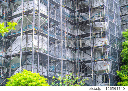 日本の横浜都市景観 マンションの補修や点検等、足場や防護ネットなどを望む 日本の横浜都市景観 マンションの補修や点検等、足場や防護ネットなどを望む 126595540
