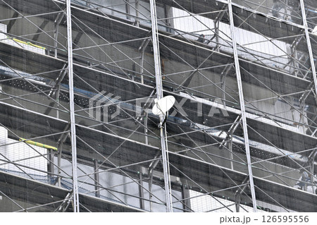 日本の横浜都市景観　マンションの補修や点検等、足場や防護ネットなど。ネットの外に衛星アンテナが… 126595556