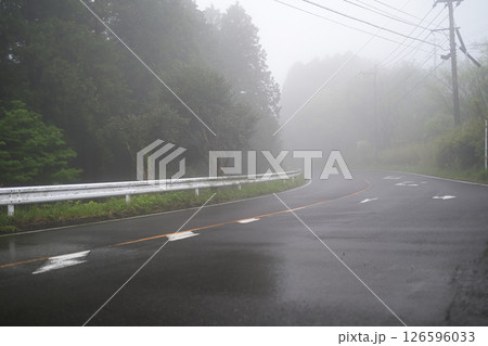 霧が出る道路の山道 126596033