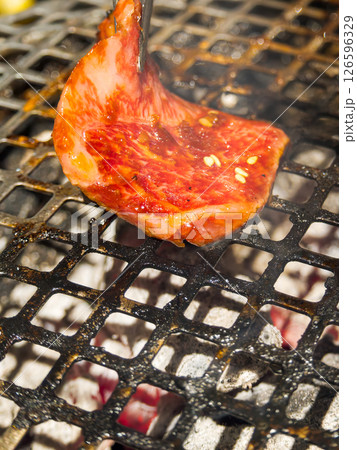 炭火の上で焼かれる牛肉 炭火の上で焼かれる牛肉 126596329