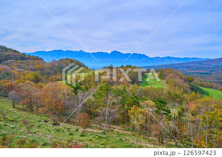 長野県南佐久郡の平沢峠(獅子岩八ヶ岳展望台)から南西側の眺望(南アルプス,山梨県北杜市など) 126597423