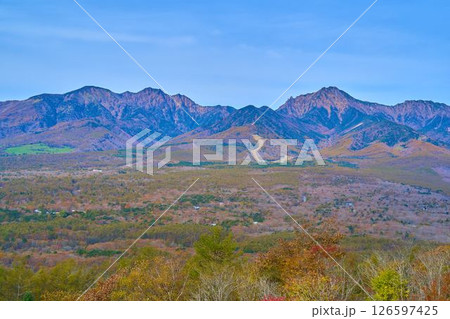 長野県南佐久郡の平沢峠(獅子岩八ヶ岳展望台)から北西側の眺望(八ヶ岳連峰,山梨県北杜市など) 126597425