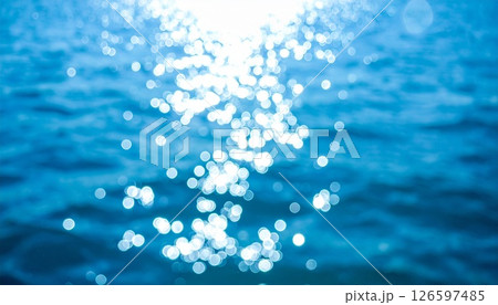 キラキラと輝く水 126597485