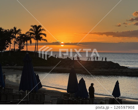 サンセットを楽しむ人々 サンセットを楽しむ人々 126597908