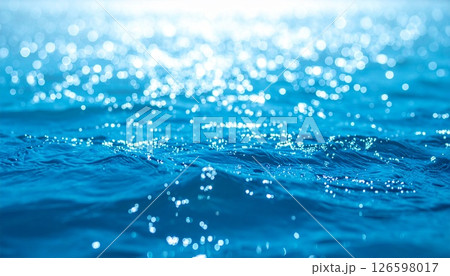 キラキラと輝く海 126598017