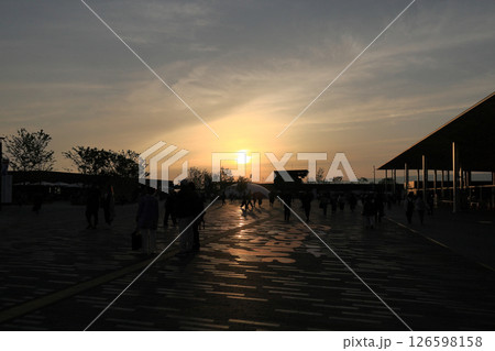 EXPO2025大阪・関西万博の西ゲート出口手前付近の夕暮れ 126598158