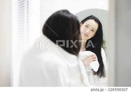 ヘアケアをする女性　　　 126598307