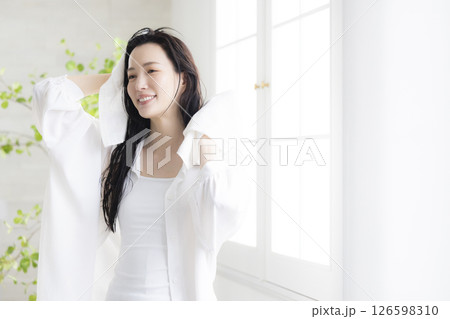ヘアケアをする女性　　　 126598310