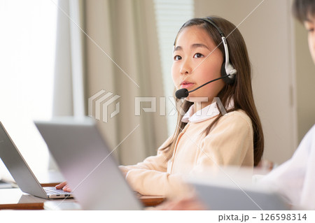 ヘッドセットをつけて勉強している女子小学生 126598314