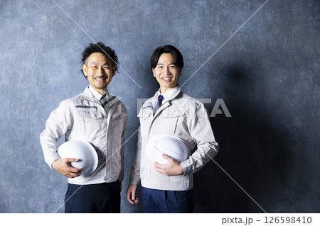 2人の作業服の男性　 126598410