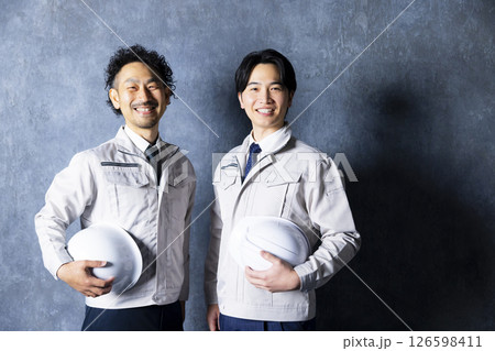 2人の作業服の男性 2人の作業服の男性 126598411