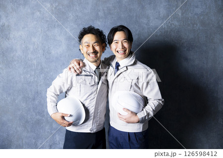 2人の作業服の男性　 126598412