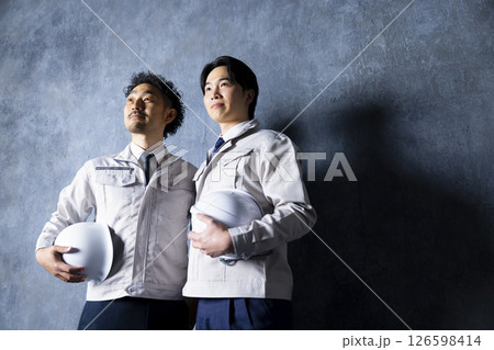 2人の作業服の男性 2人の作業服の男性 126598414