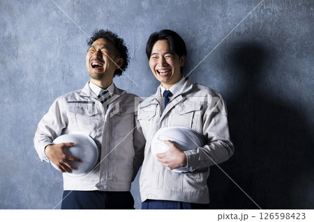 2人の作業服の男性　 126598423