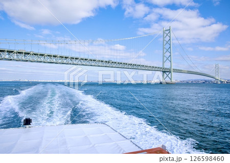 淡路市、船上から眺める明石海峡大橋 126598460