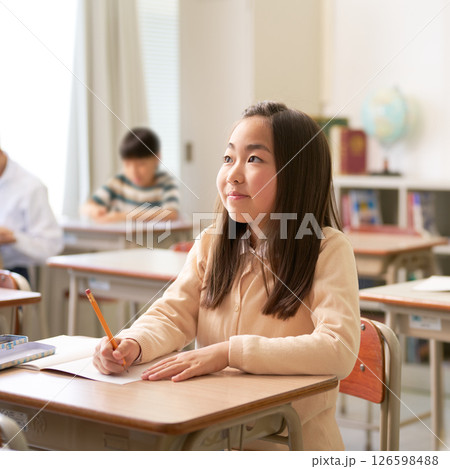 教室にて授業を受ける小学生の女の子 126598488