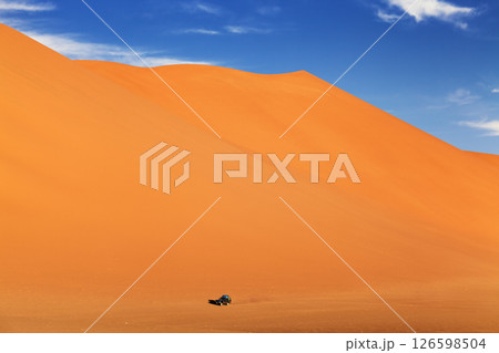 Giant sand duns of the Sahara Desert in Algeria 126598504