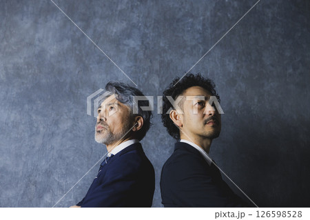 スーツを着た髭の男性　 126598528