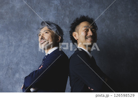 スーツを着た髭の男性　 126598529