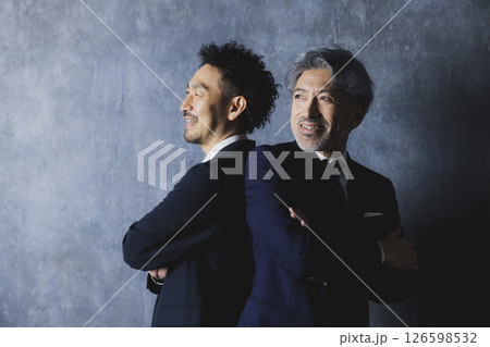 スーツを着た髭の男性　 126598532