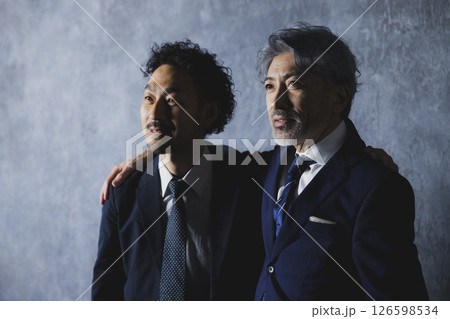 スーツを着た髭の男性　 126598534
