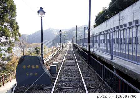 餘部鉄橋空の駅に展示されている枕木の旧線路 126598760