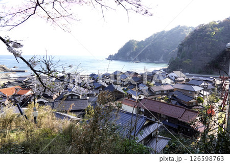 余部空の駅の歩道から見える日本海と集落 126598763