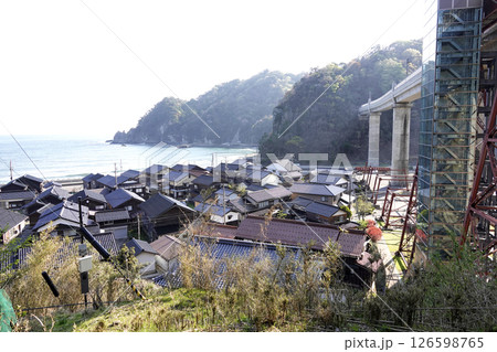 余部空の駅の歩道から見える日本海と集落,新旧余部橋梁 126598765