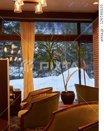 冬の夕方のホテルのロビーと外の雪景色の様子 126598820