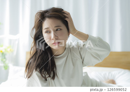 ベッドに寝そべる女性  126599052