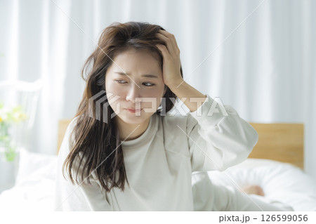 ベッドに寝そべる女性 ベッドに寝そべる女性 126599056