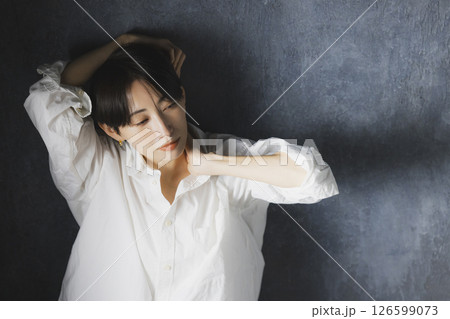 白いシャツの女性 126599073