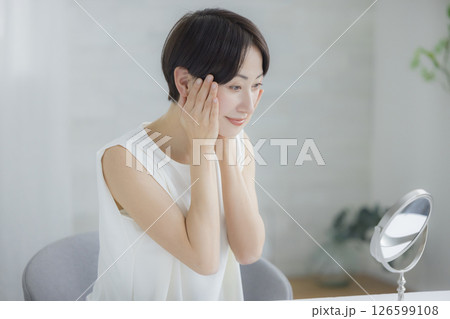 スキンケアをするミドル女性 スキンケアをするミドル女性 126599108