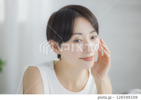スキンケアをするミドル女性　　 126599109