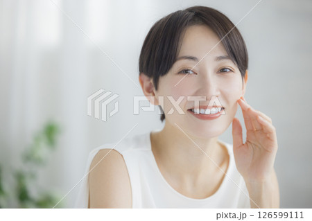 スキンケアをするミドル女性　　 126599111