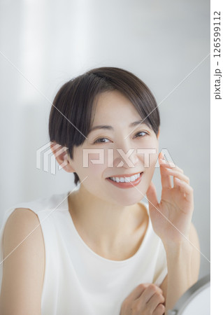 スキンケアをするミドル女性　　 126599112