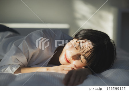 ベッドでくつろぐ女性 ベッドでくつろぐ女性 126599125
